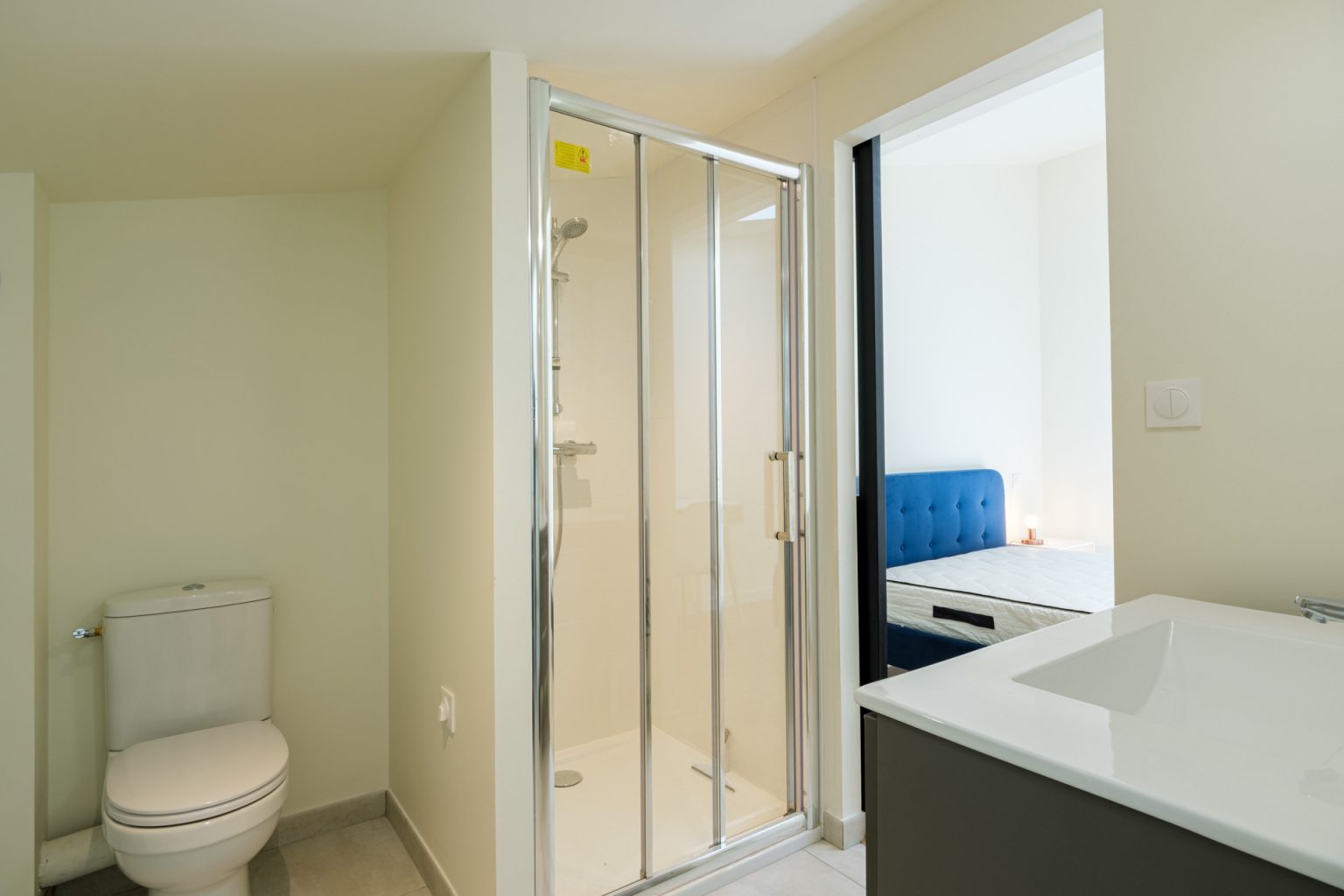 Vue de la salle de bain sur la chambre