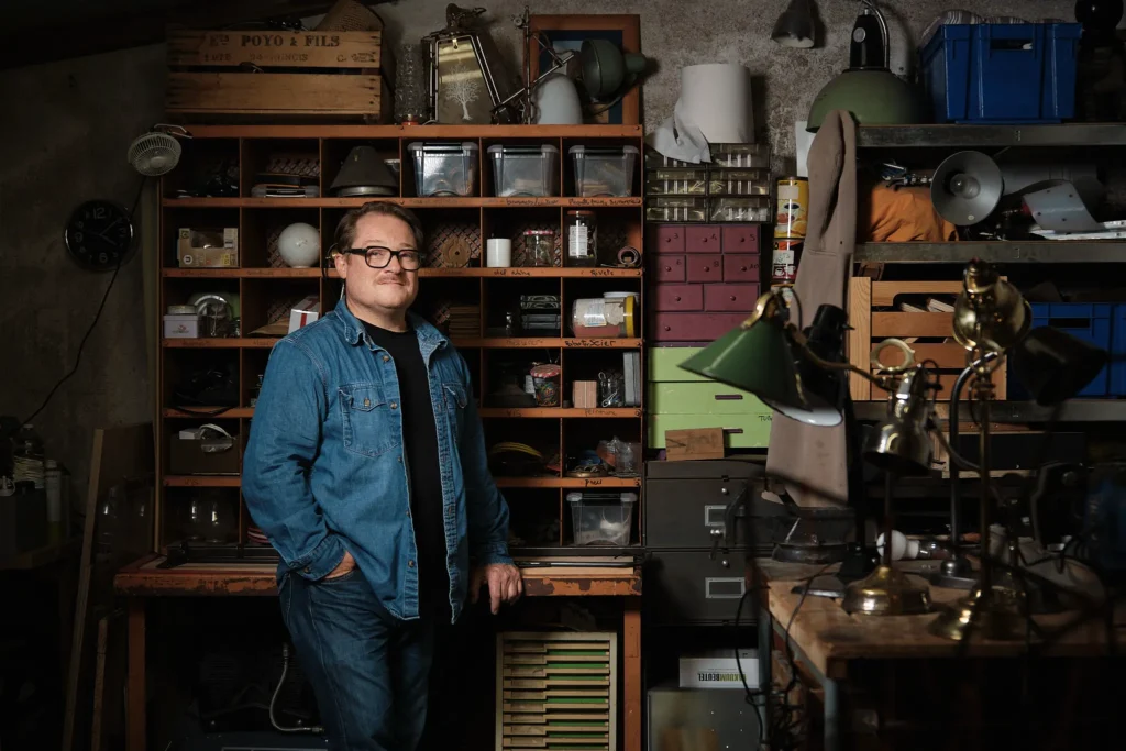 Photo de portrait professionnel en atelier – lumière naturelle et savoir-faire artisanal