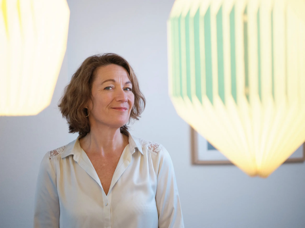 Portrait professionnel d’un entrepreneur, regard naturel et expression authentique, photo réalisée par un photographe à Bordeaux