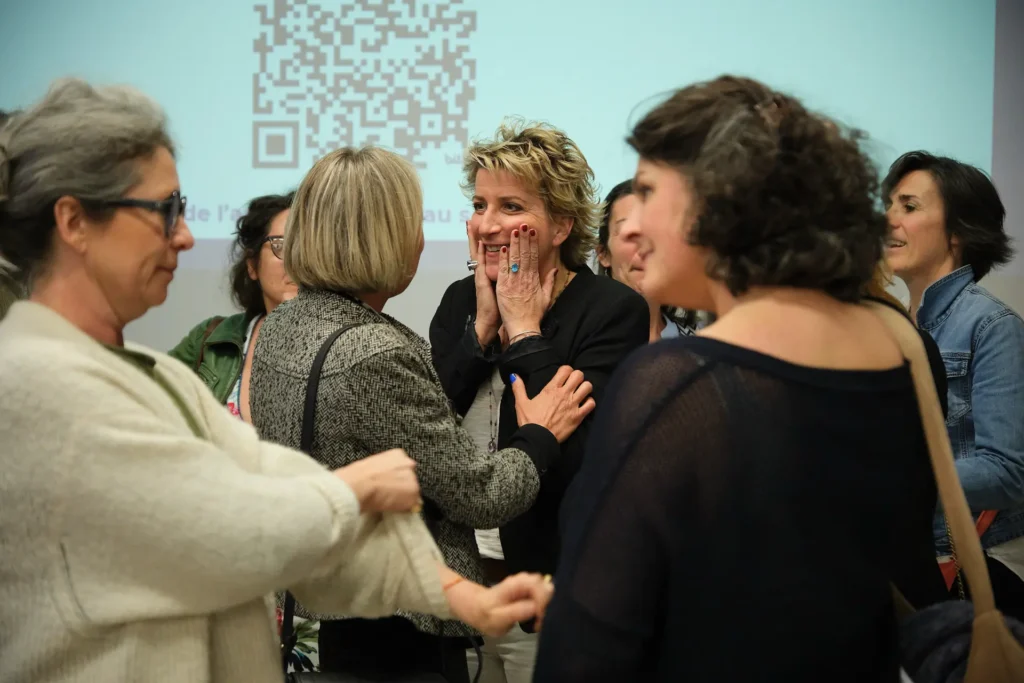 Moment d’échange lors d’une présentation à Bordeaux, photographe événementiel Bordeaux