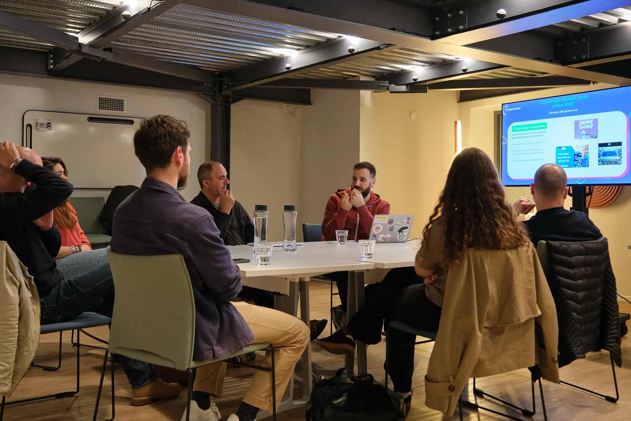 Moment d’échange lors d’une présentation à Bordeaux, photographe événementiel Bordeaux