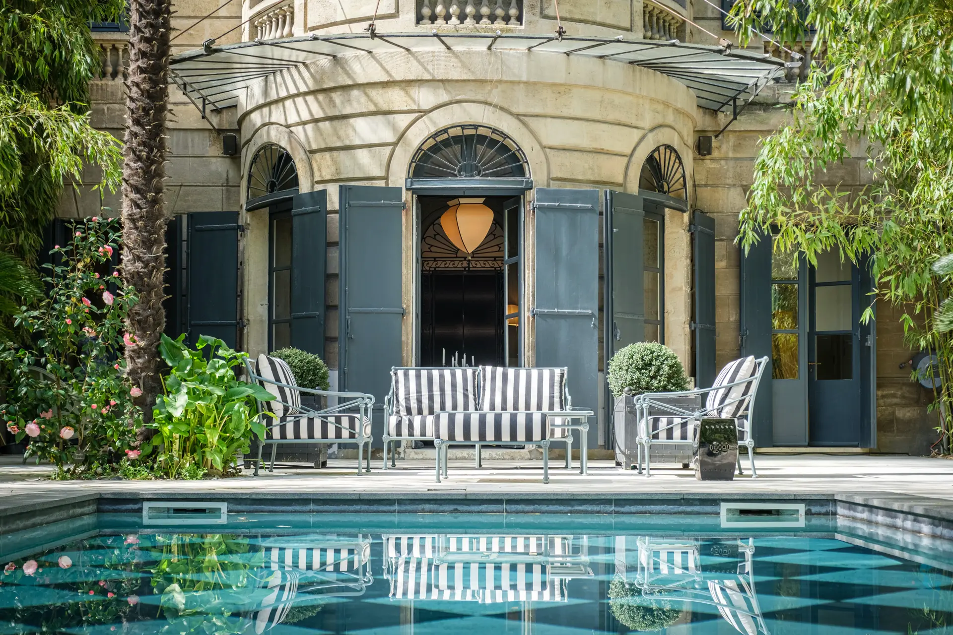 mise en valeur villa airbnb avec extérieur et piscine