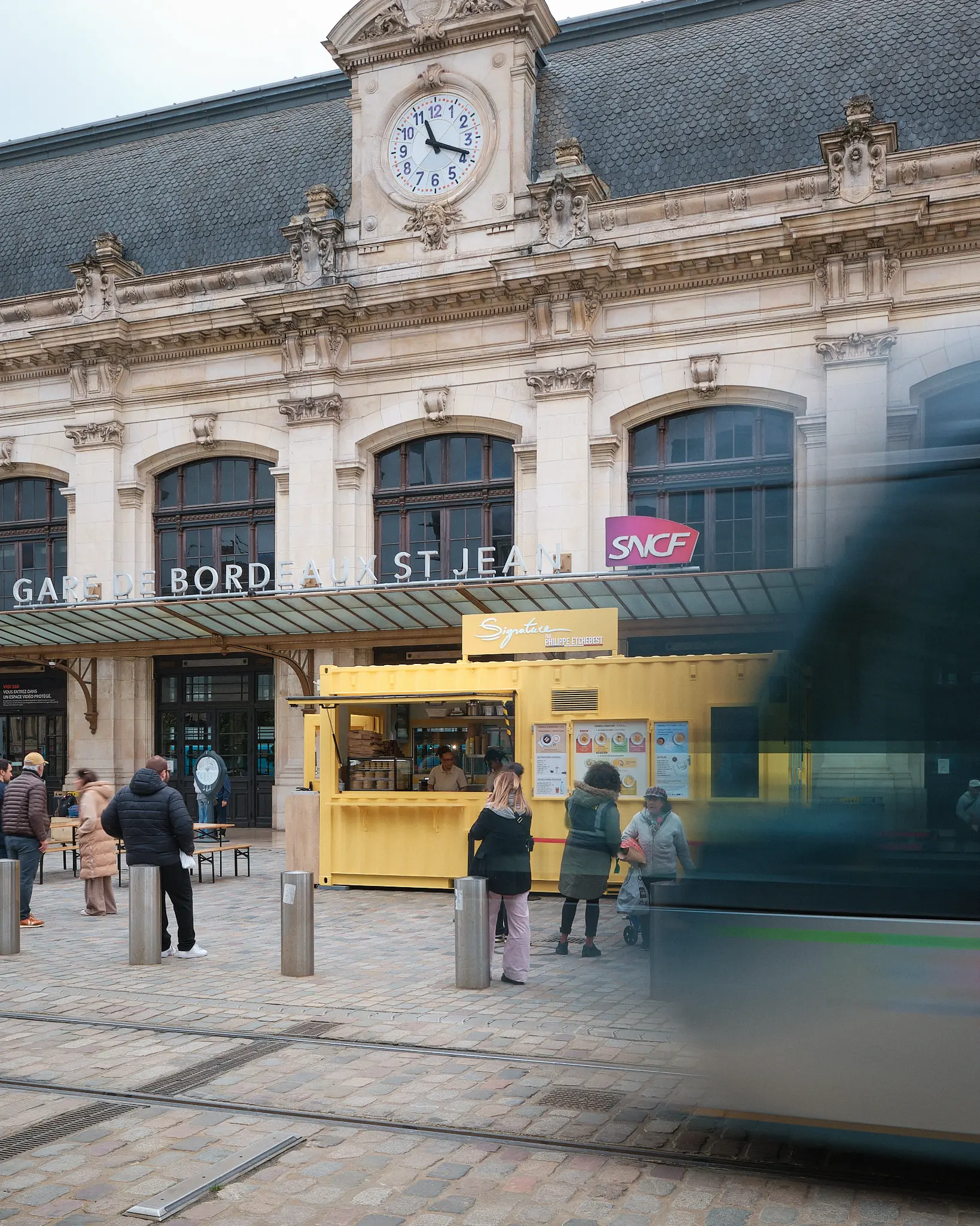 tram flou devant container Kubeko gare Saint Jean Bordeaux mouvement urbain