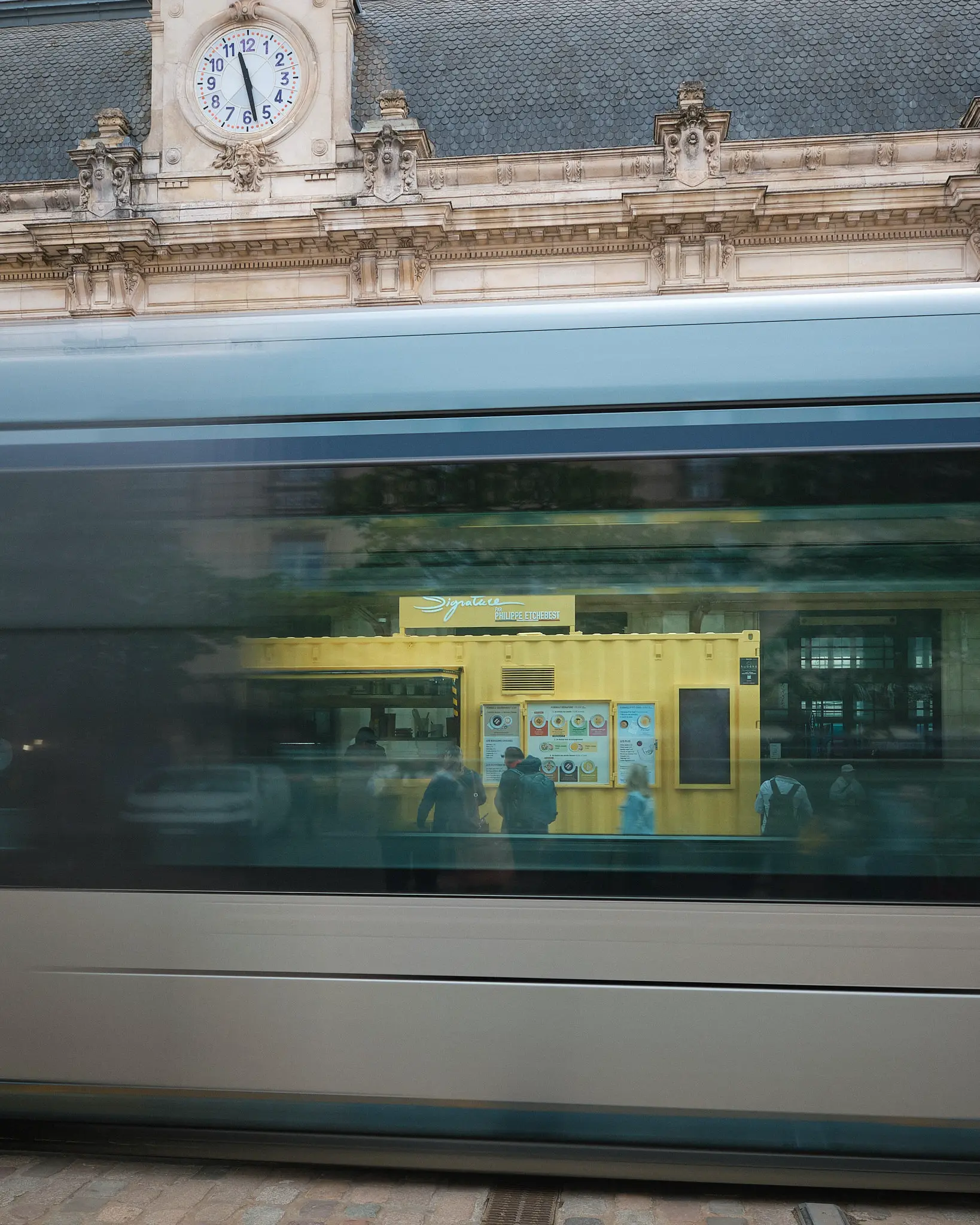 photographie flou de mouvement passants tram Bordeaux container Kubeko