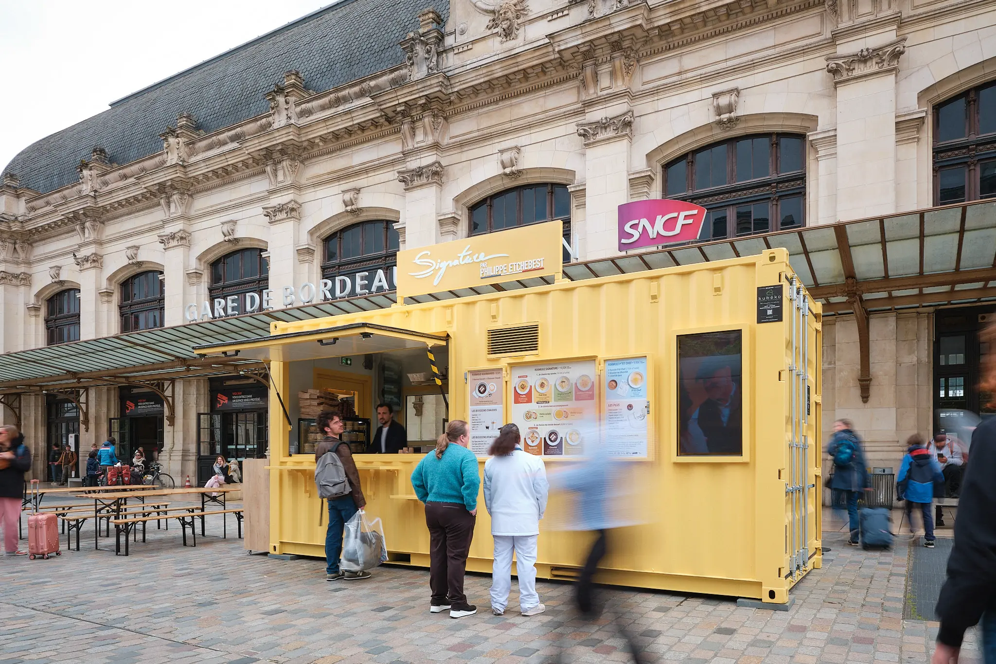 photographie flou de mouvement passants tram Bordeaux container Kubeko