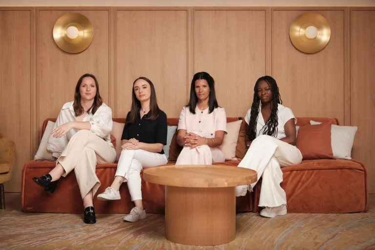 Portrait de groupe de l'équipe Numissima dans un salon feutré de l'Hôtel Burdigala à Bordeaux