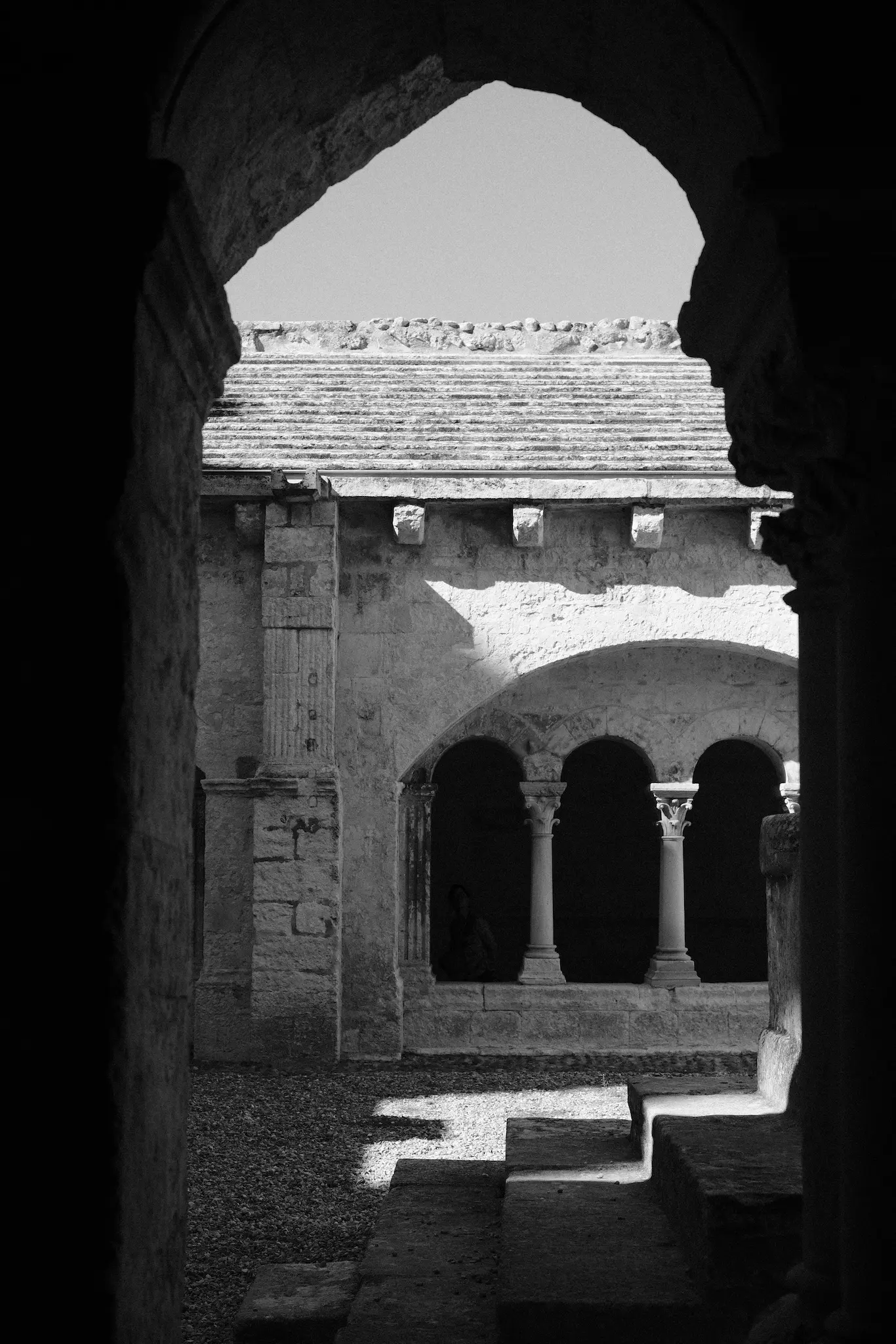 cloître roman à Arles en noir et blanc, preset basé sur Acros Fujifilm