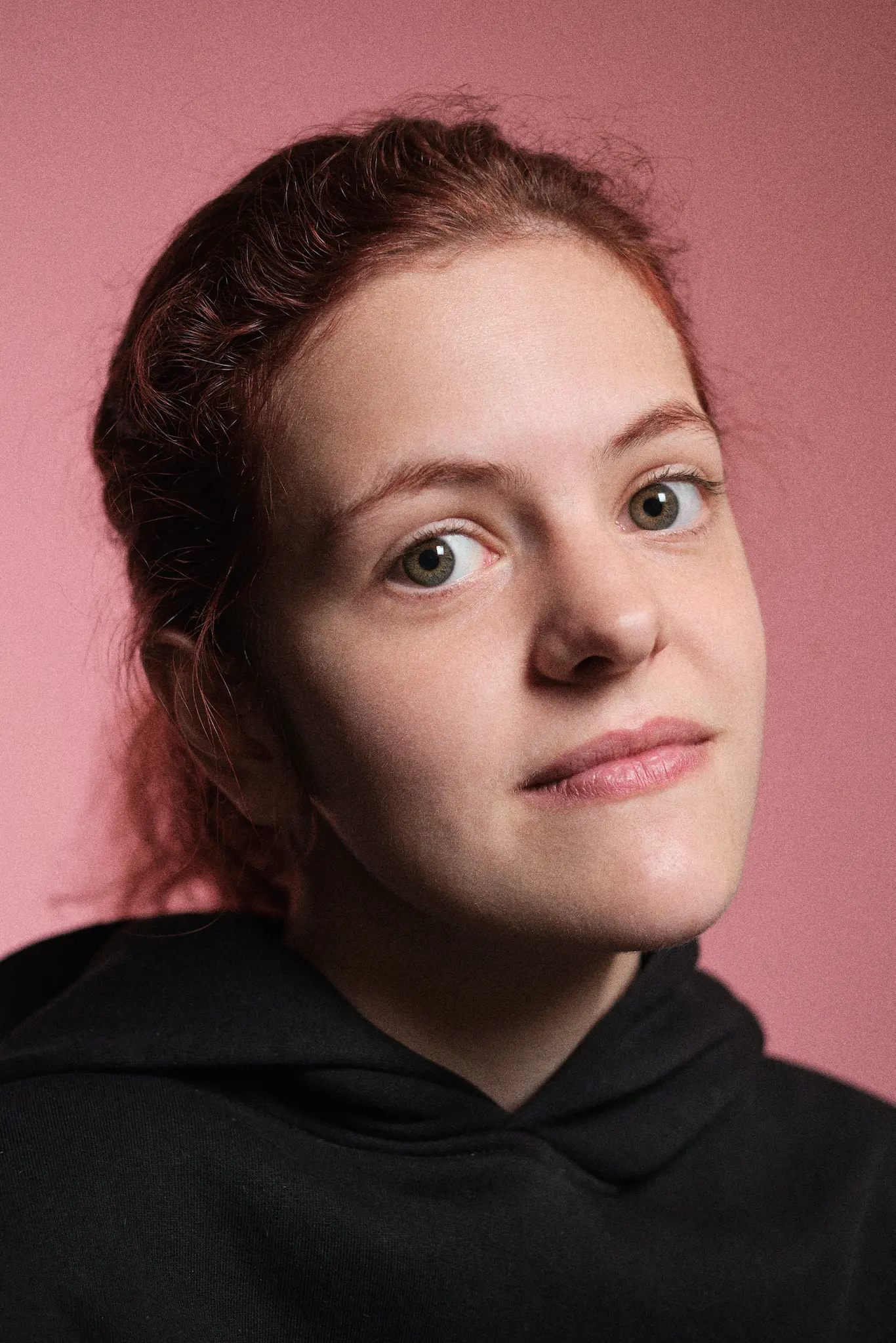 Portrait en studio sur fond rose, éclairage doux — Boris Volck photographe Bordeaux