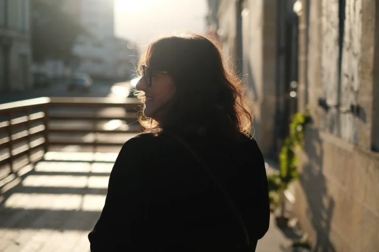 Portrait en contre-jour, sourire et lumière dorée — Boris Volck photographe Bordeaux