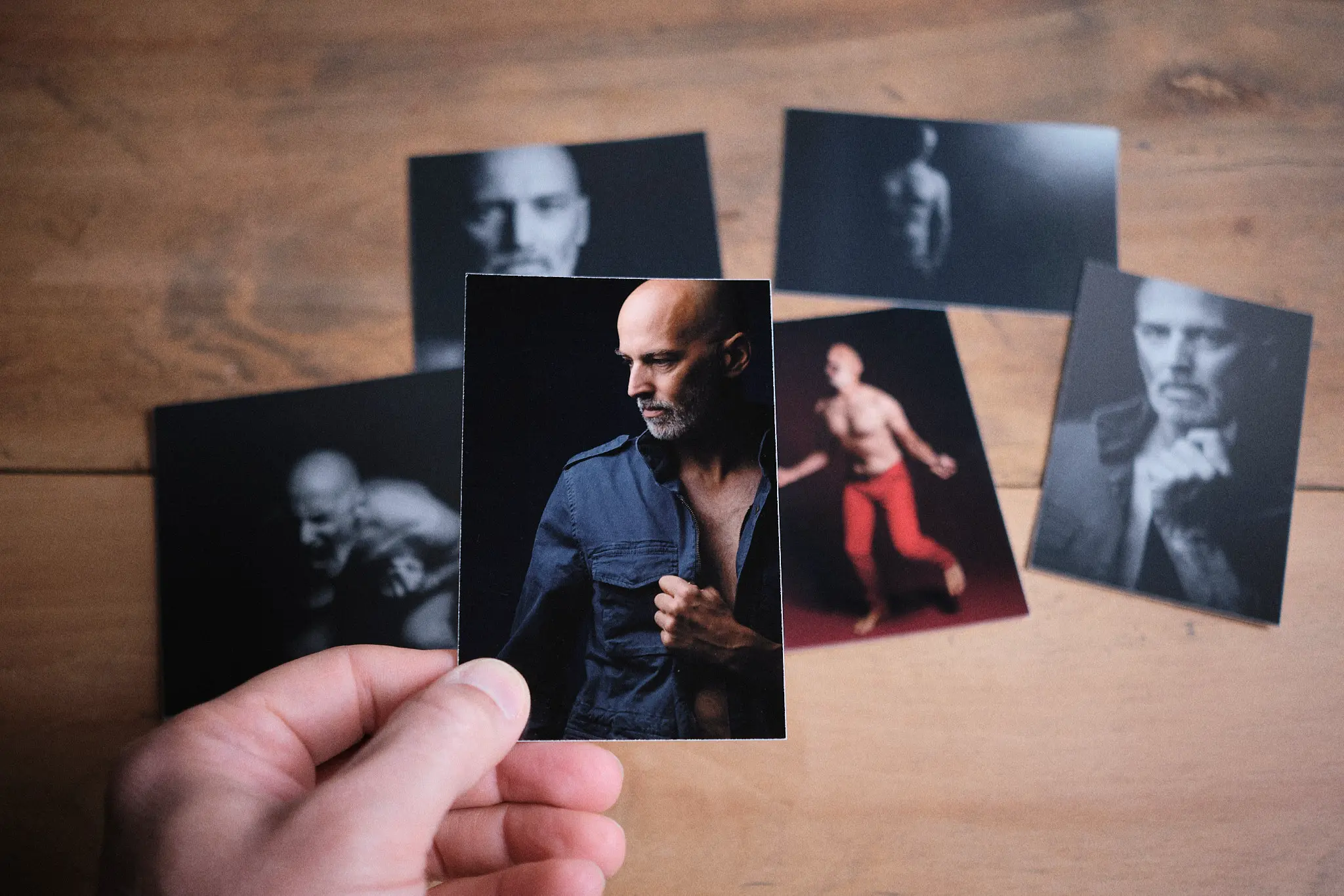 Tirages photo posés sur une table : en photographie et thérapie, l'image garde la trace d'une étape de vie